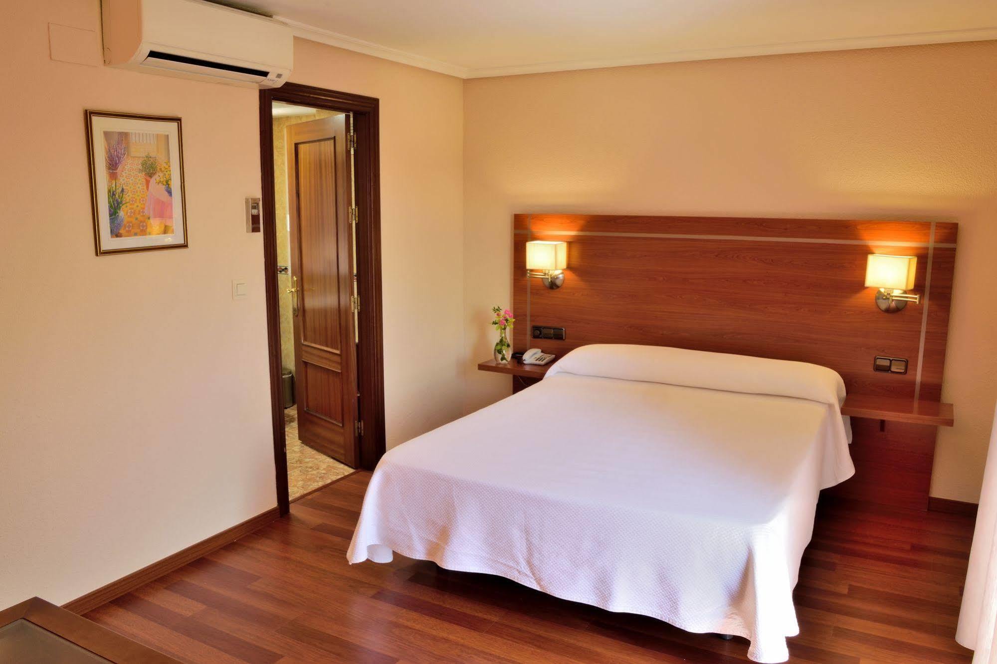 Hotel Mari Carmen Guadix Exteriör bild
